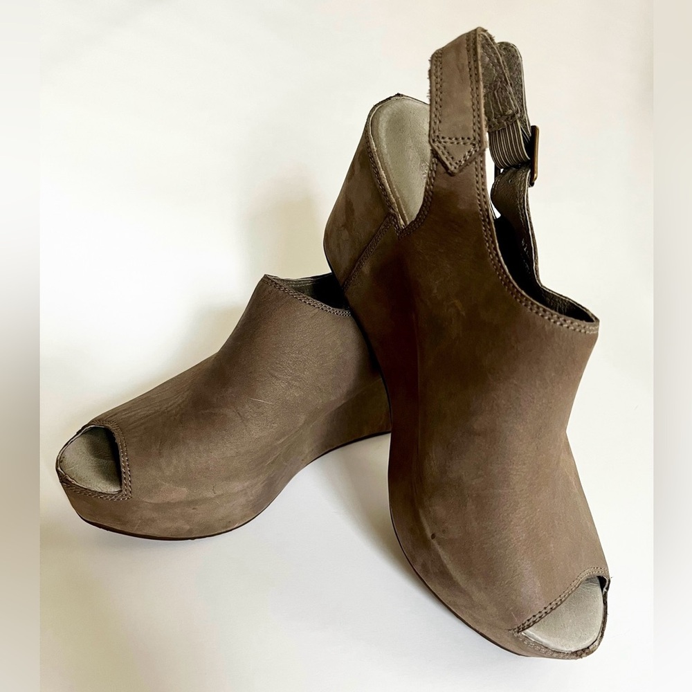 Chocolat Blu Willow Platform Wedges Women’s Size 8 Grey Leather
